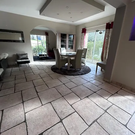 Maison Familiale A Villa *